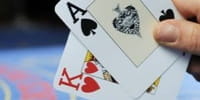 Das Bild zeigt eine gewinnbringende Hand beim Blackjack: Herz König + Pik As.