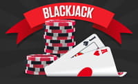 Blackjack Schriftzug, zwei Spielkarten und Jetons.